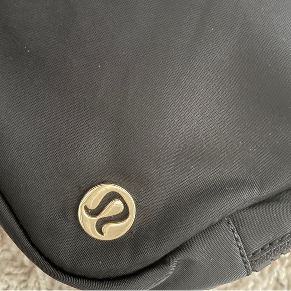 Lululemon Everywhere Belt Bag 2L Black and Gold - Picture 2 of 11